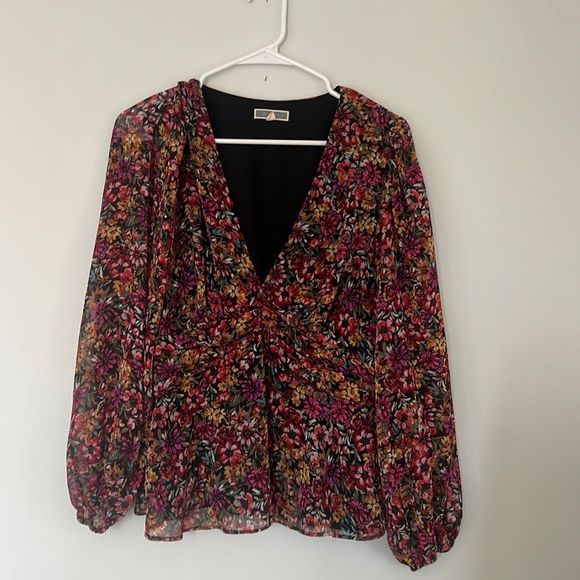 PLEIONE V-NECK PUFF SLEEVE TOP - Picture 3 of 9